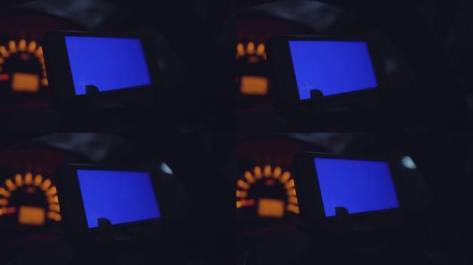 蓝屏，夜间车载智能手机。