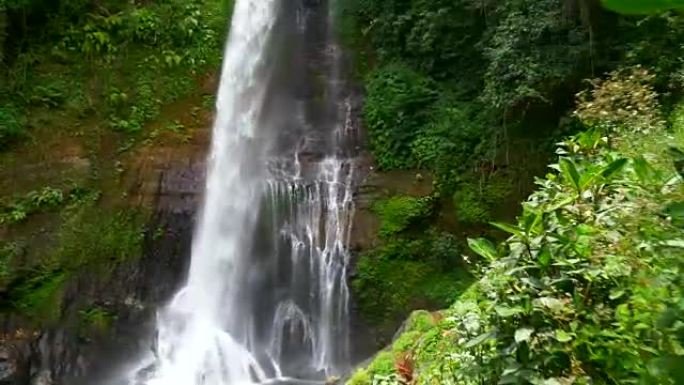 大型热带瀑布的起重机拍摄