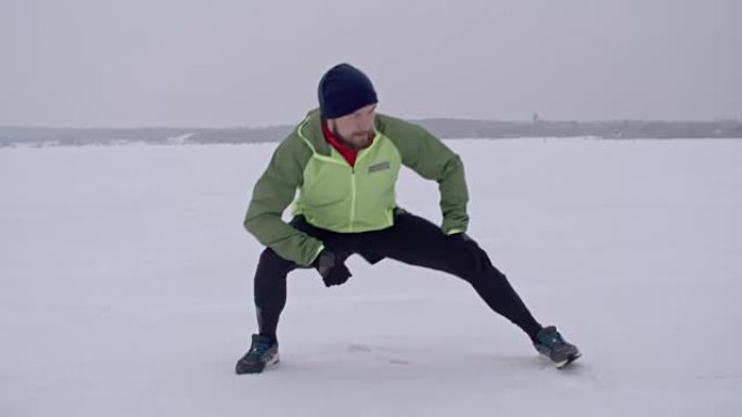 亚军在白雪皑皑的乡村热身