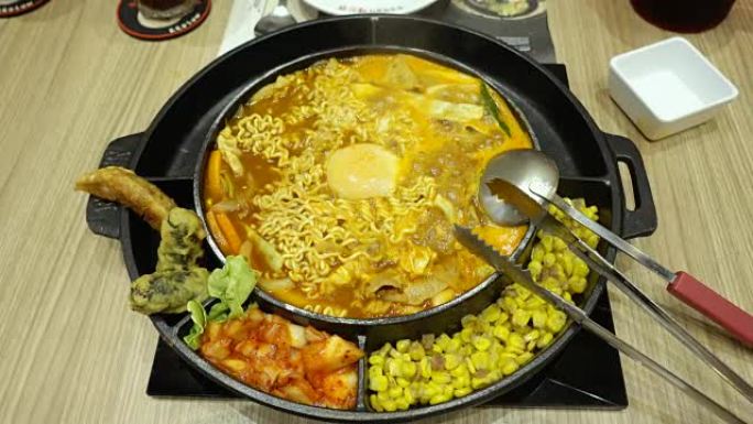 韩国火锅“Budae Jjigae”或“Army Stew”是融合了美国风味的韩国美食