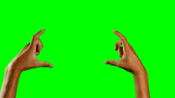 双手假装使用不可见的屏幕