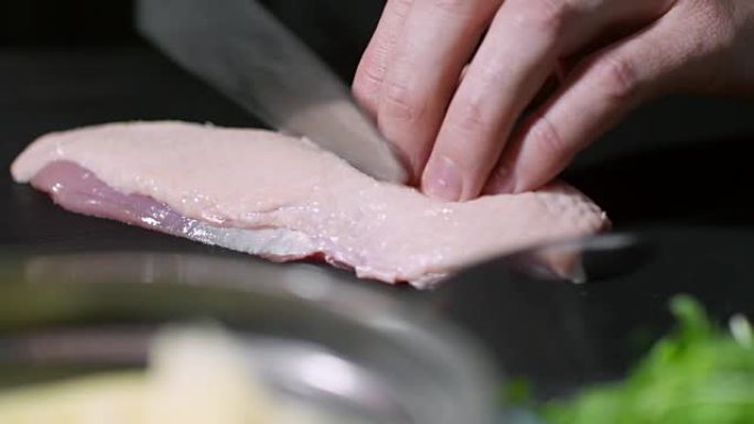烹饪在鸭肉上切块