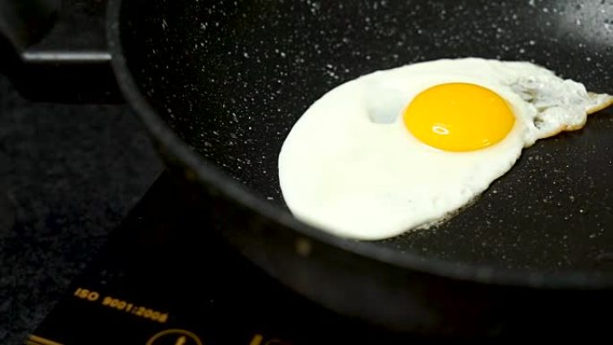 橄榄油放入锅中煎鸡蛋