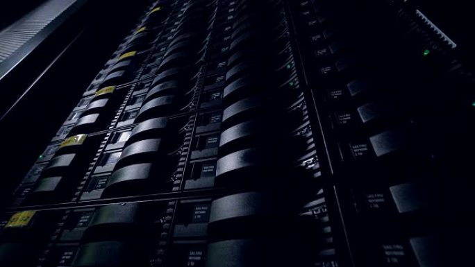 服务器机架在网络数据中心的黑暗中工作，渲染场。4K。