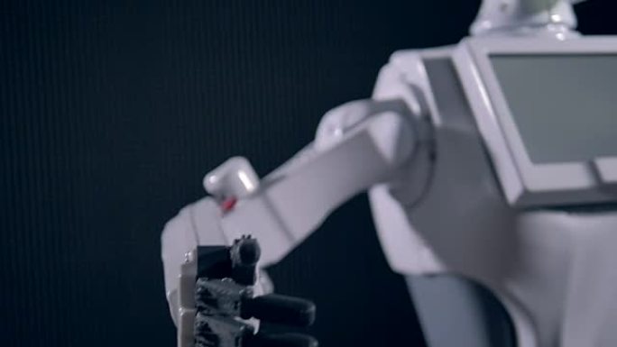 机器人将手臂关节向四个方向移动。