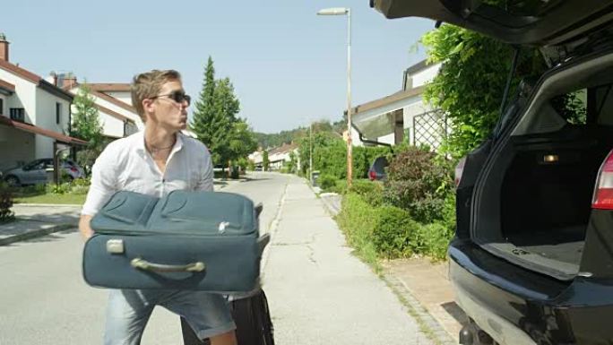 慢动作: 快乐的旅行者将沉重的行李扔进大型黑色SUV。