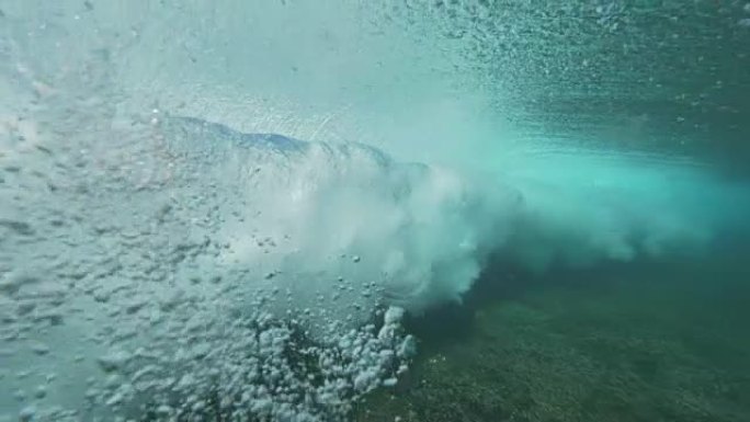 水下慢动作: 在罗伯斯岛岸边形成史诗般的桶形波