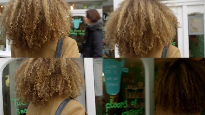 在R3D上拍摄的女子开门咖啡馆的后视图