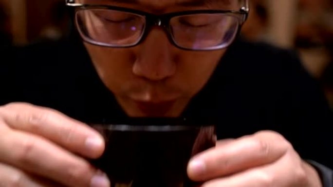亚洲男子在日本餐厅喝汤