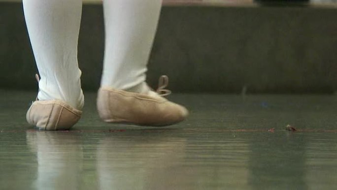 （HD1080i）学习舞蹈的快乐小脚
