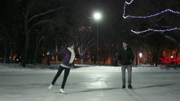 一对高加索夫妇在冬夜一起滑冰。