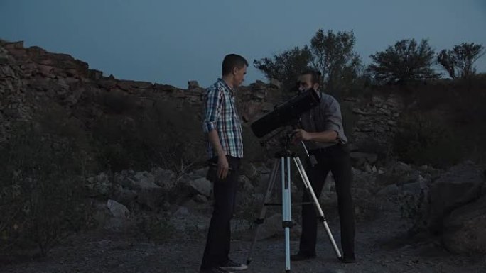 科学家在黎明使用望远镜