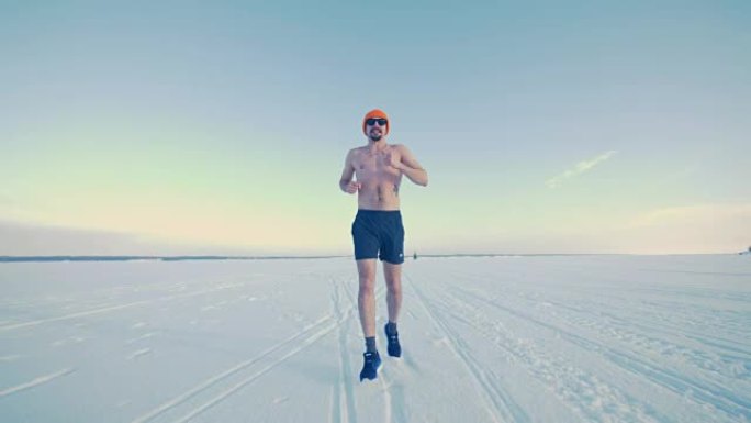 冬季半裸练习的跑步者的正面视图。