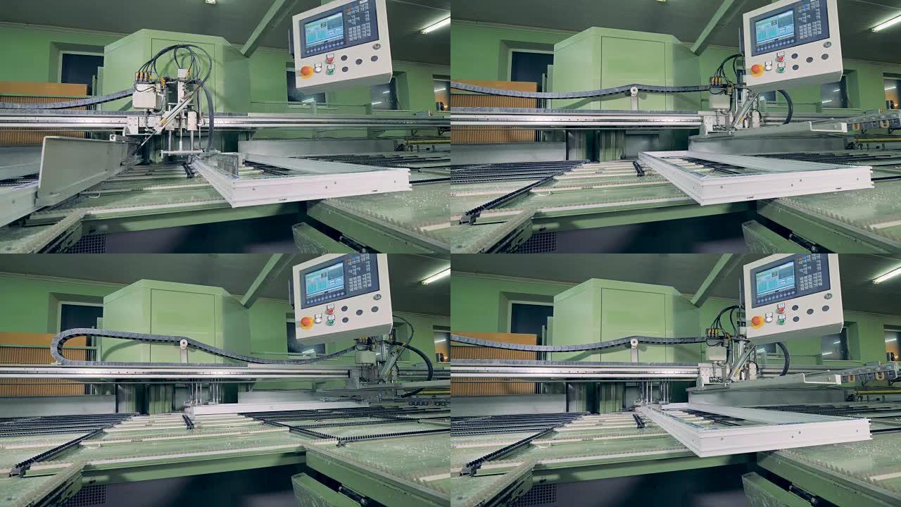 传送带组装塑料细节。工厂生产线上的自动化机器。