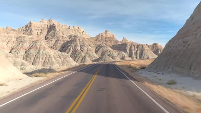 FPV:开车经过美国Badlands风景如画的砂岩山脉