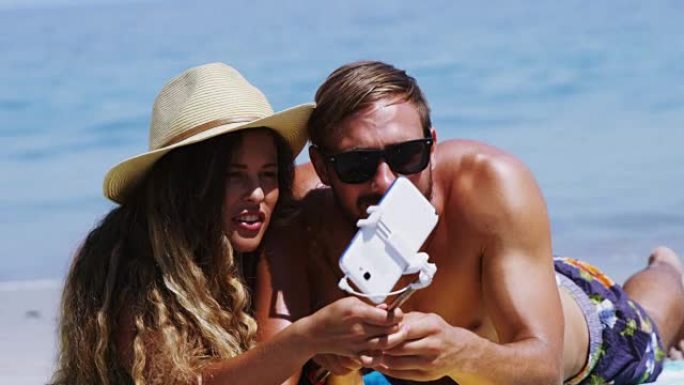 情侣在海滩用手机自拍