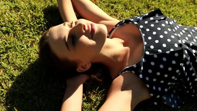 女人躺在公园的草地上