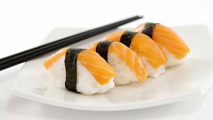 寿司用筷子放在盘子里