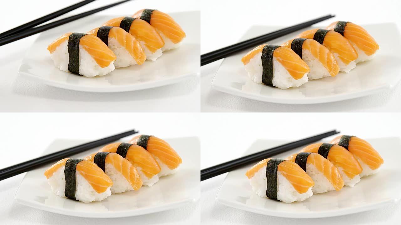 寿司用筷子放在盘子里