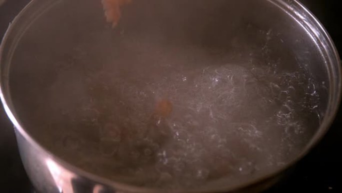 意大利面掉入沸水的锅中