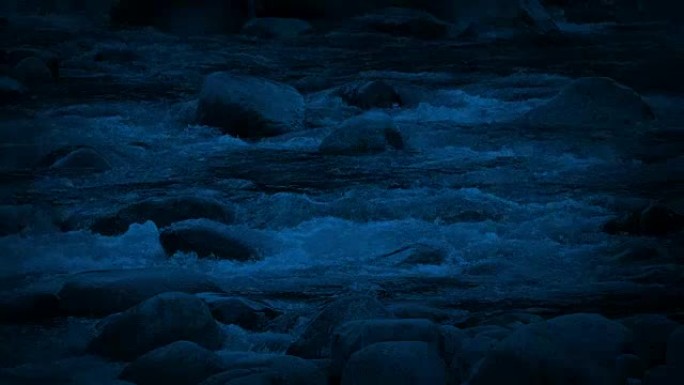 黑暗中的河流急流