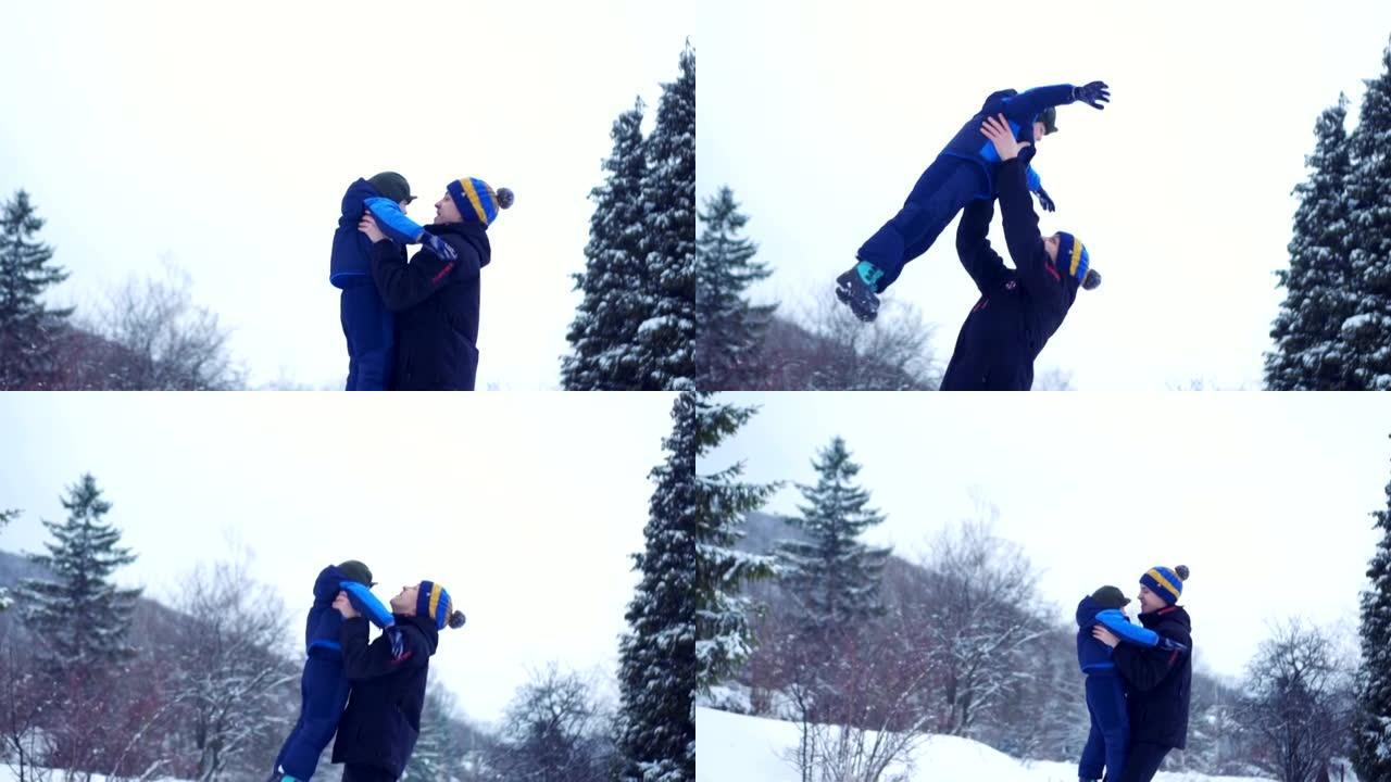 和父亲在雪地里玩耍