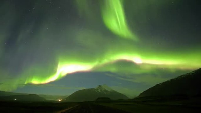北极光 (极光) 或夜空中的极光冰岛