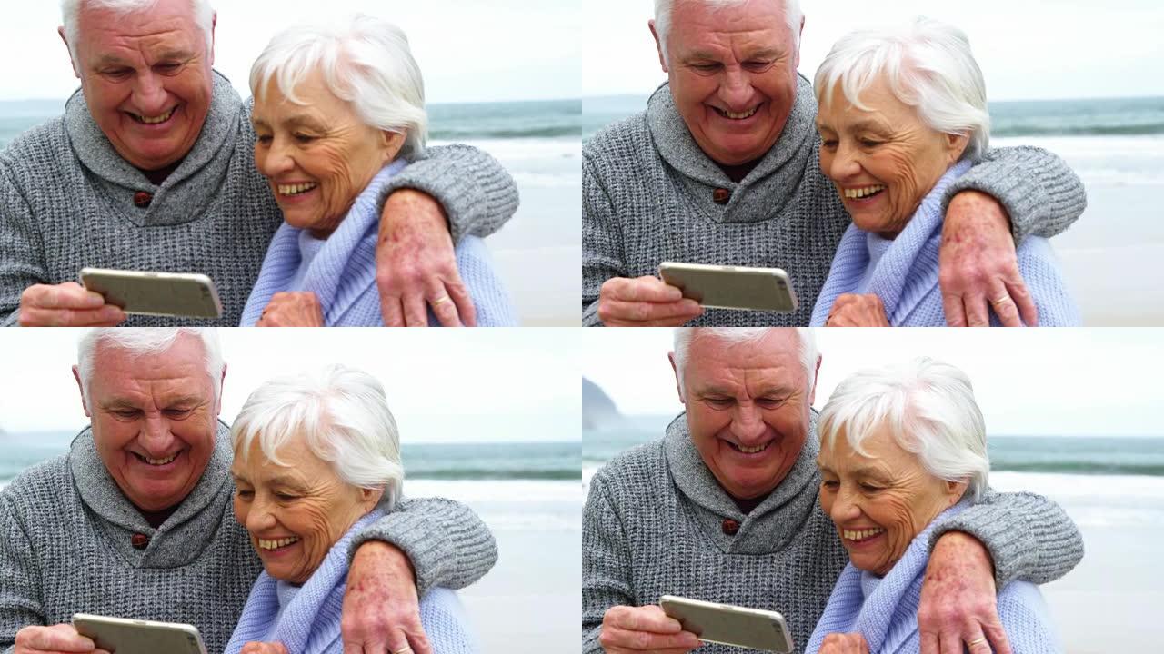 老年夫妇在手机上查看照片