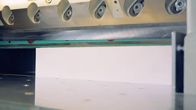 印刷厂的工业断头台机。剪纸用工业切割机。