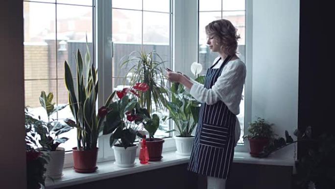 女人用喷枪浇花