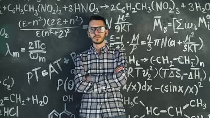 年轻的科学家在化学和数学方程式墙壁室内摆姿势