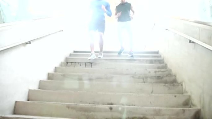 两个年轻人在锻炼，跑下楼梯