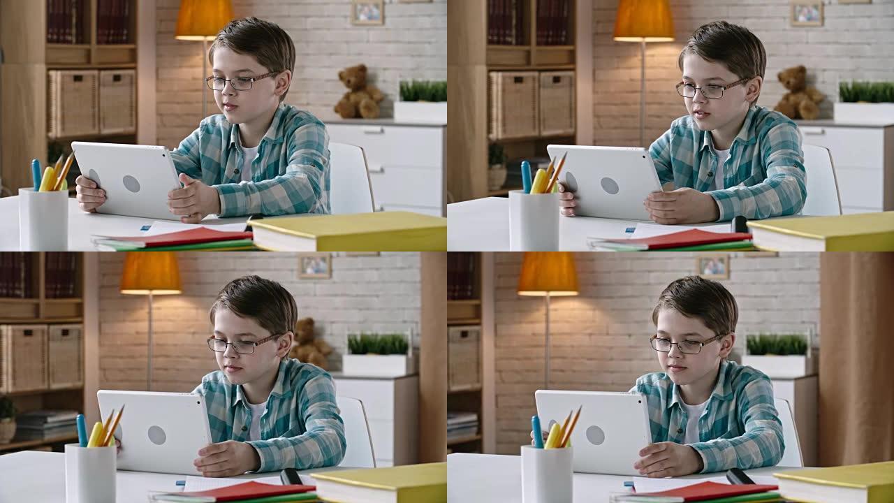 孩子通过平板电脑交流