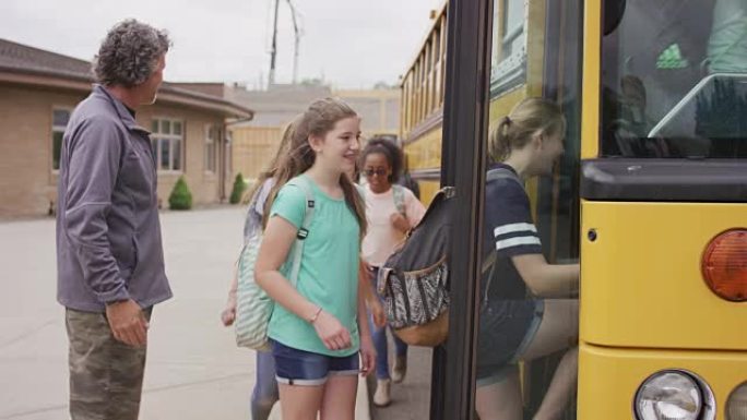 公共汽车司机将学生带到公共汽车上