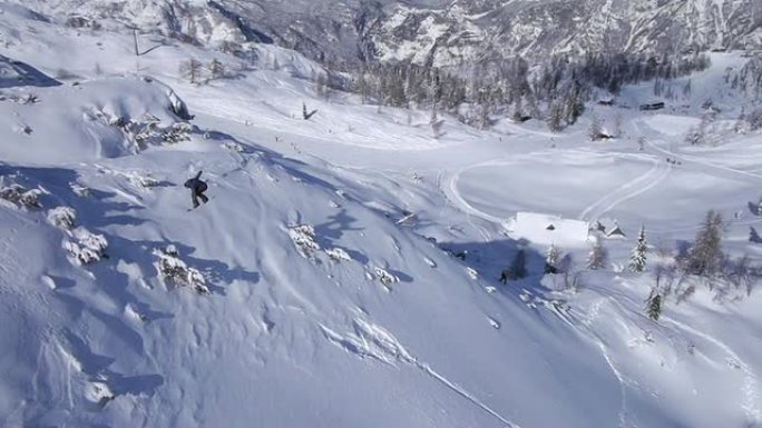 空中: 单板滑雪运动员跳粉踢脚