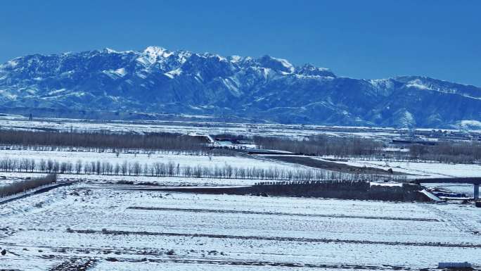 乌鲁木齐远眺高山田野雪景