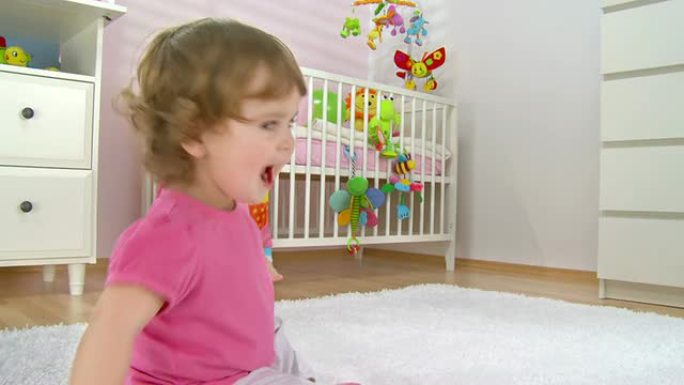 高清: 女婴在地毯上玩得开心