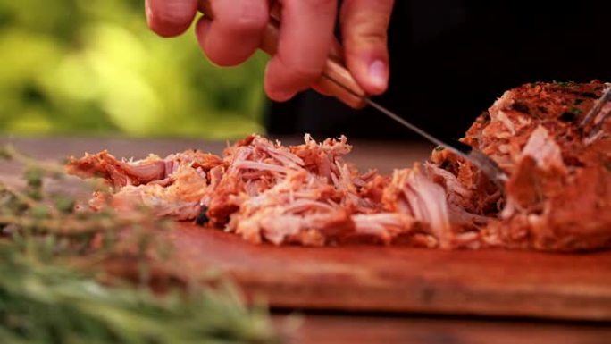 嫩猪肉被用叉子拉在老式木板上