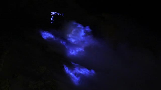 伊延陨石坑中的蓝色火焰