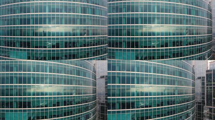 摩天大楼。带有城市反映的办公室窗户。没人。特写空中镜头。