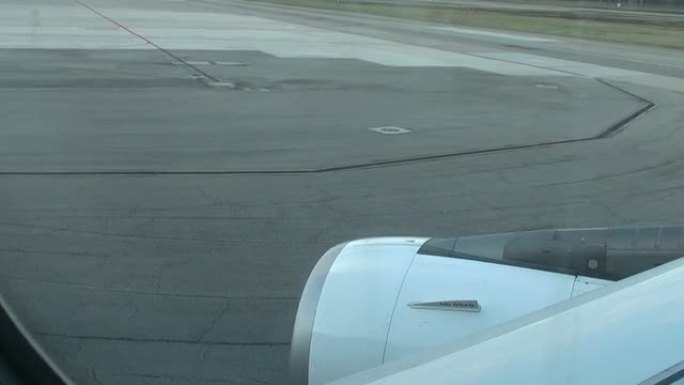 降落在机场跑道上（从飞机内部）