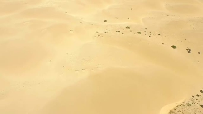 空中: 飞越非洲巨大的沙质沙丘