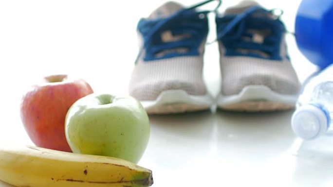 水果苹果和香蕉与健身器材健康概念