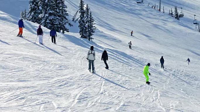 许多人在斜坡上滑雪