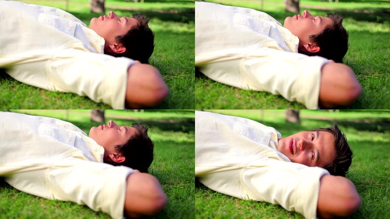 快乐的男人躺在草地上