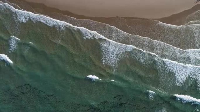 海浪撞击海岸的空中静态视图