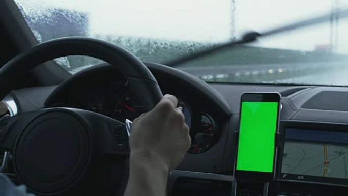 车厢内绿屏手机的镜头。非常适合使用模型。