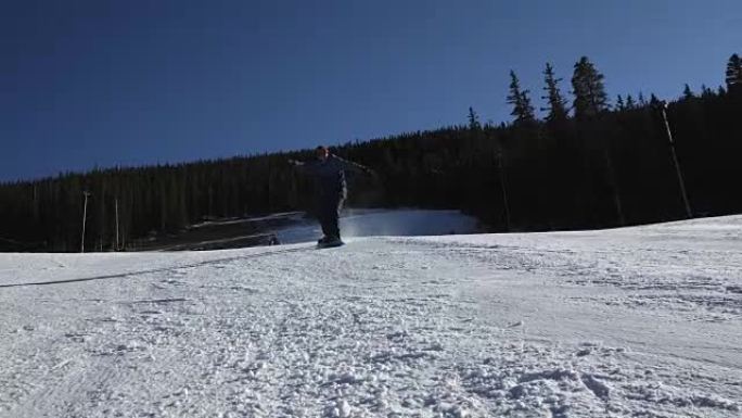经验丰富的男子滑雪板接近山脚