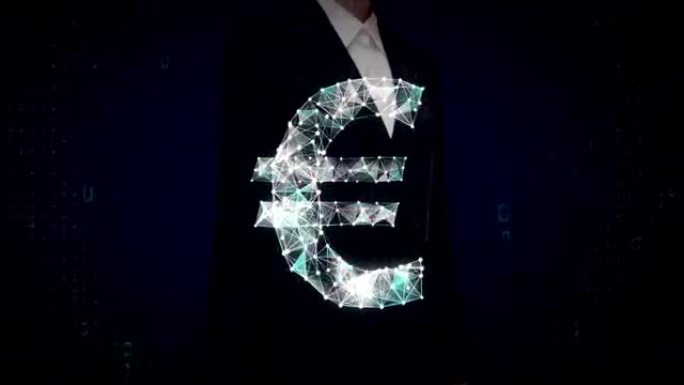 女商人触摸屏幕，无数点聚集在一起，创建了一个欧元货币符号，低多边形网络。