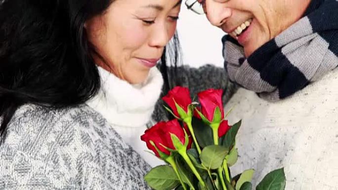 成熟的亚洲夫妇拿着玫瑰